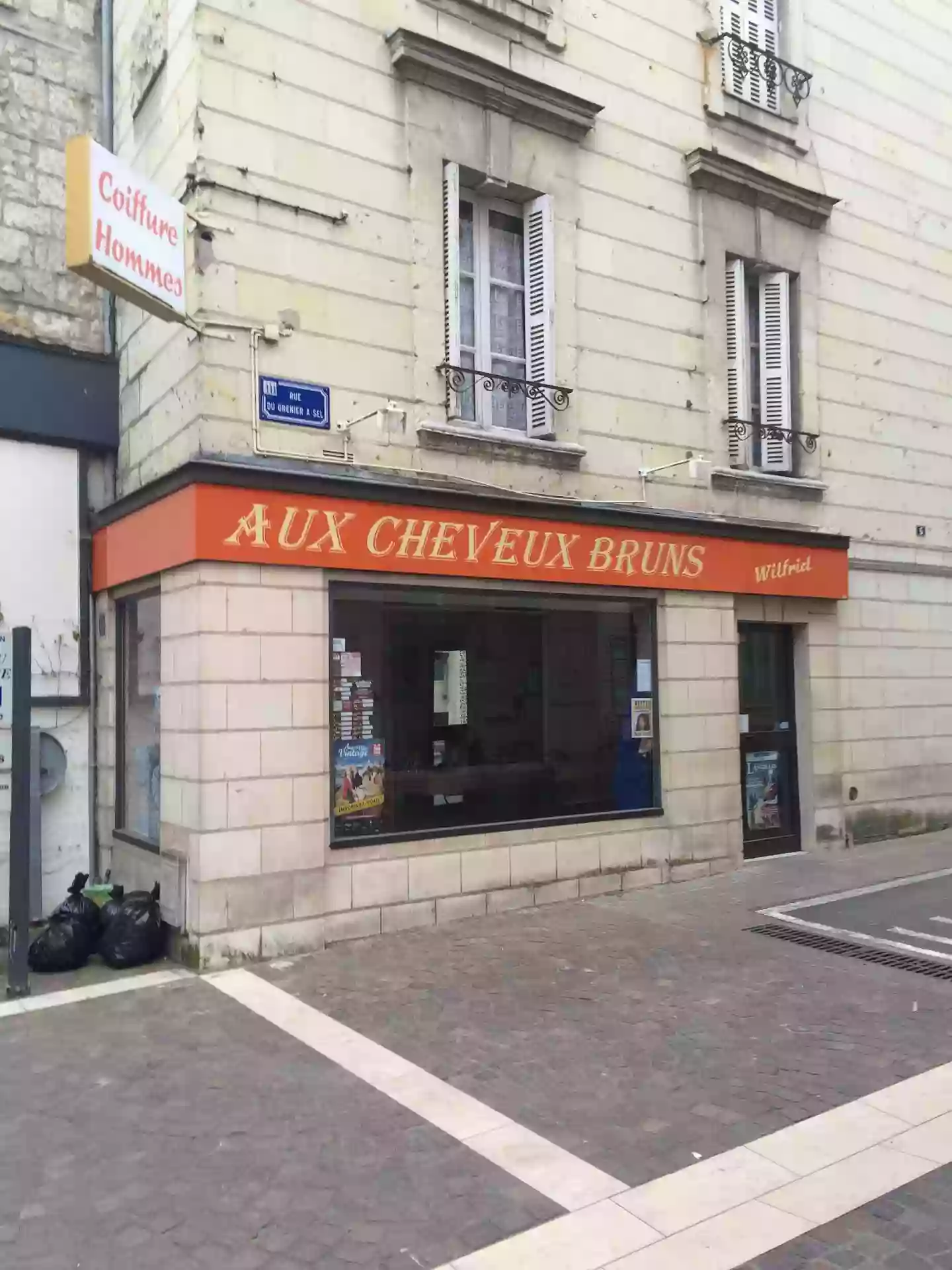 Aux Cheveux Bruns Aux Cheveux Bruns