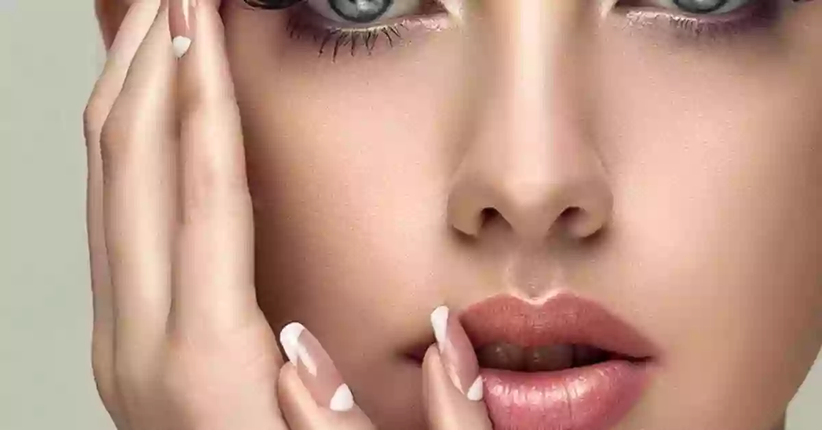 Lady's nails Lady's nails
